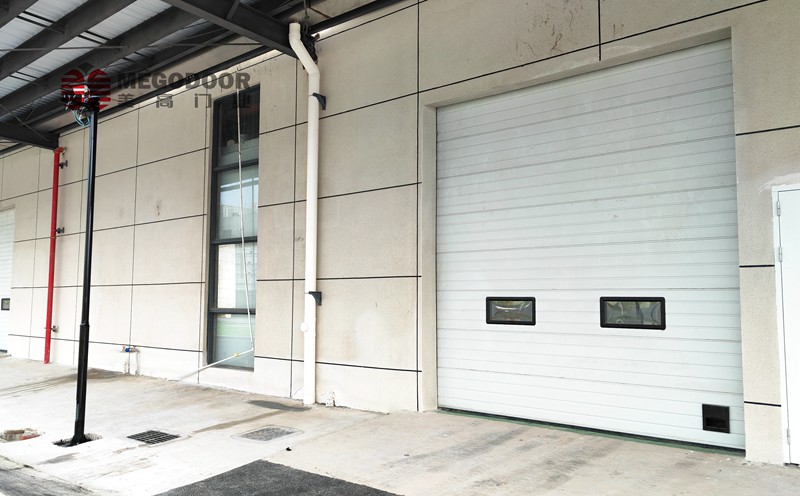 宁波电动滑升门:仓储物流高效运作的核心门户插图1 宁波电动滑升门:仓储物流高效运作的核心门户插图1