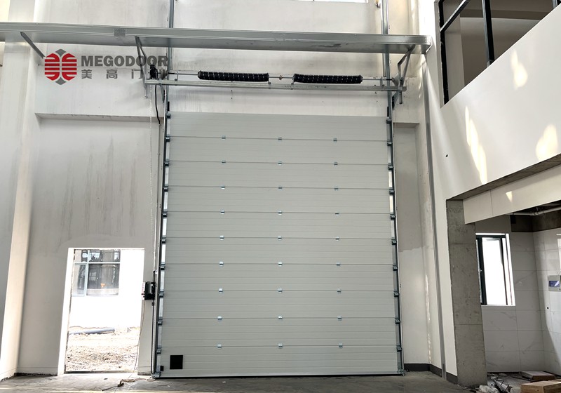 宁波低温区域电动滑升门：断桥保温与抗风背筋技术的创新应用插图