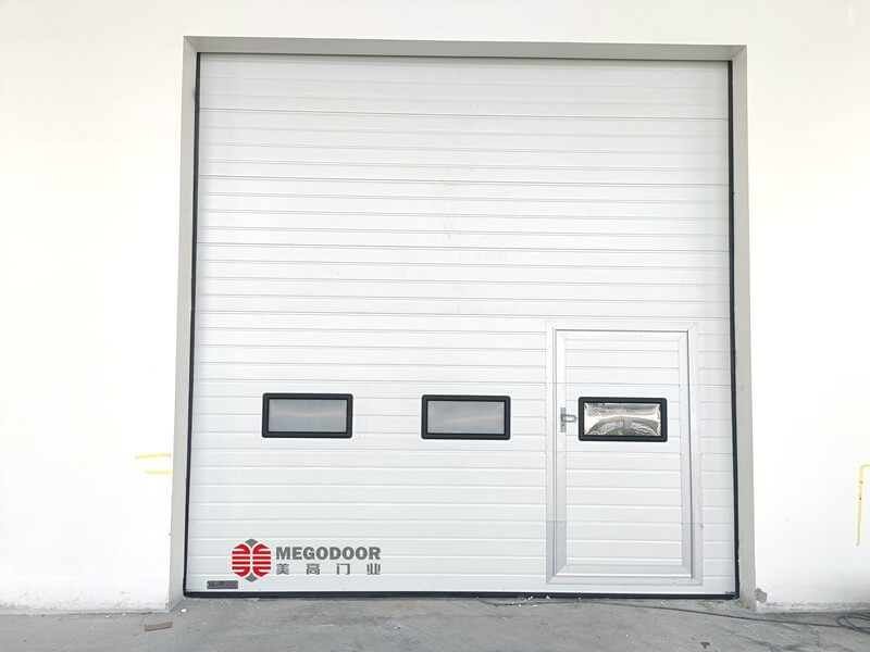 宁波低温区域电动滑升门：断桥保温与抗风背筋技术的创新应用缩略图