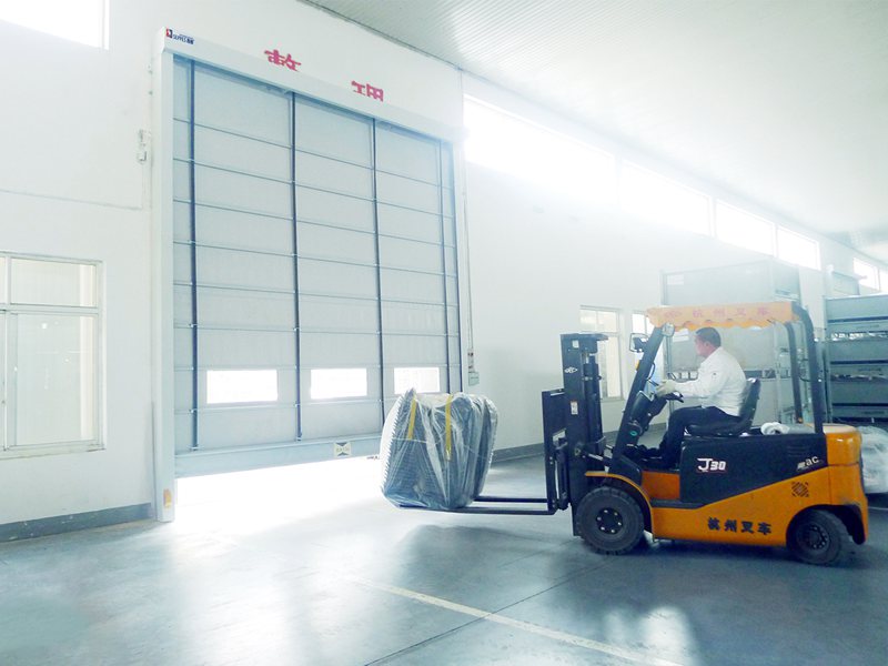 宁波叉车地磁感应快速堆积门：现代物流高效通行的智能守护者插图1